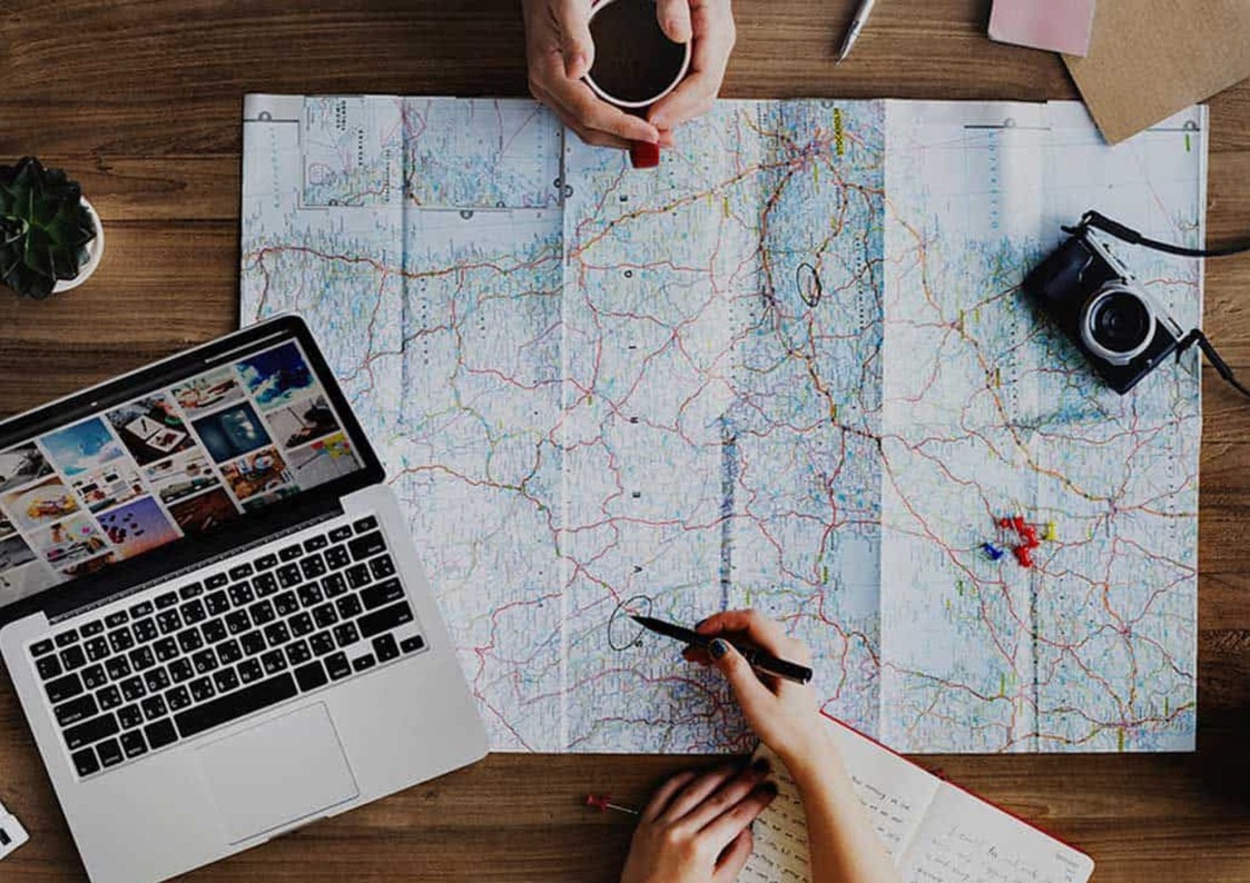 Imagen de personas planificando su viaje