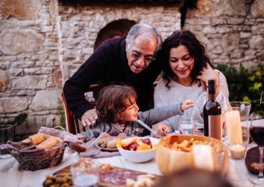 Imagen de una familia Italiana abrazandose.
