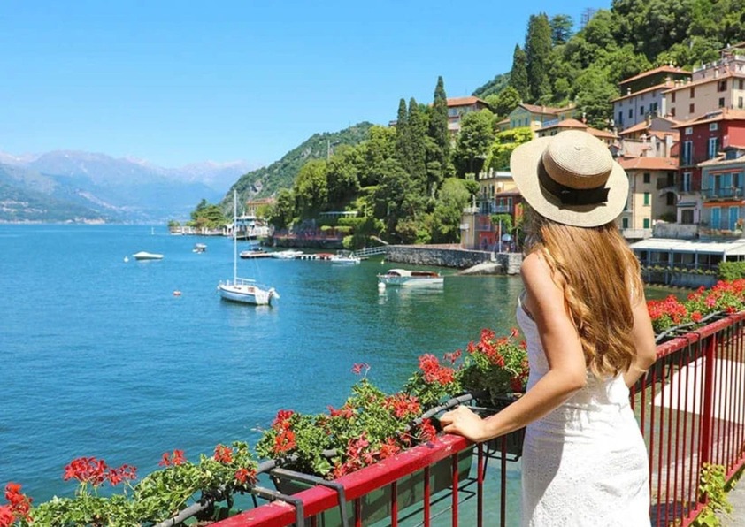  Imagen de una mujer haciendo la Passeggiata en Italia.