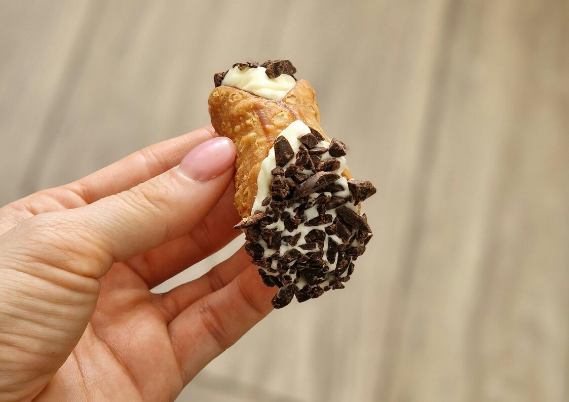 Cannoli siciliano con ricotta y trozos de chocolate