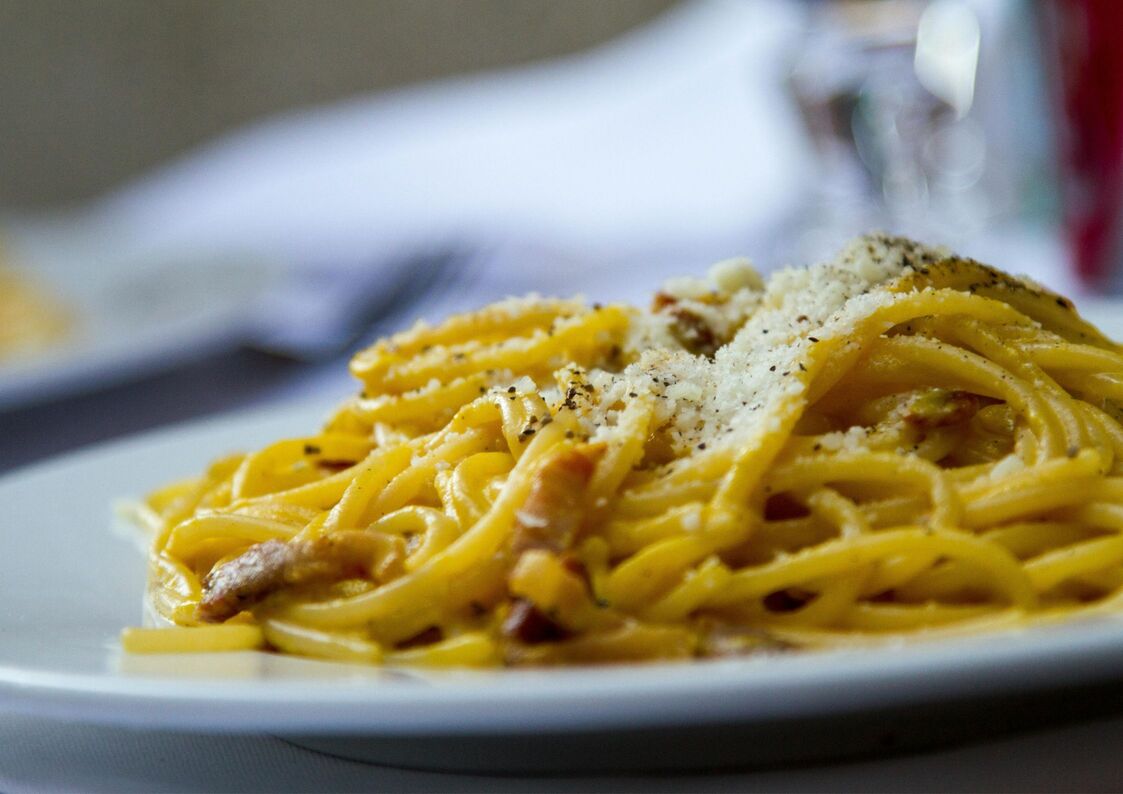 Spaghetti alla Carbonara con huevo, panceta y queso pecorino