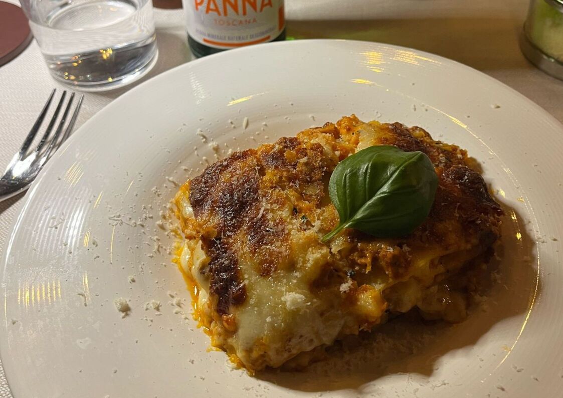 Lasagna alla Bolognese con ragú de carne y bechamel