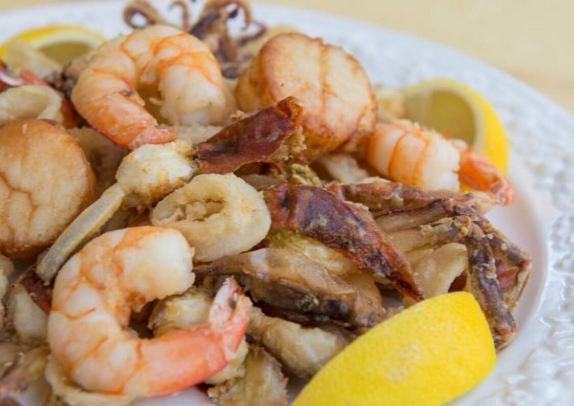 Frittura di Mare con calamares, gambas y anchoas fritas