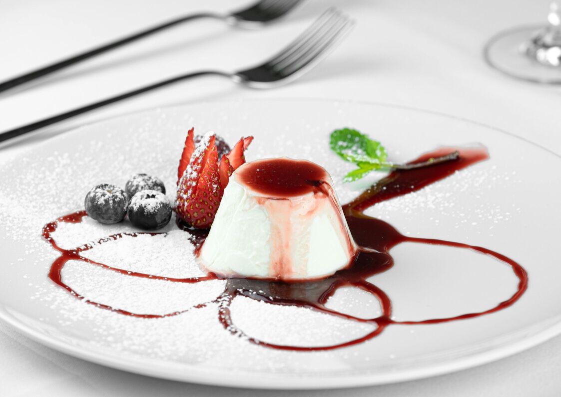 Panna Cotta con caramelo y frutos rojos