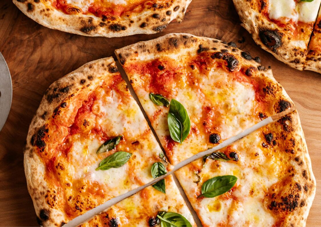 Pizza Margherita con tomate, mozzarella y albahaca