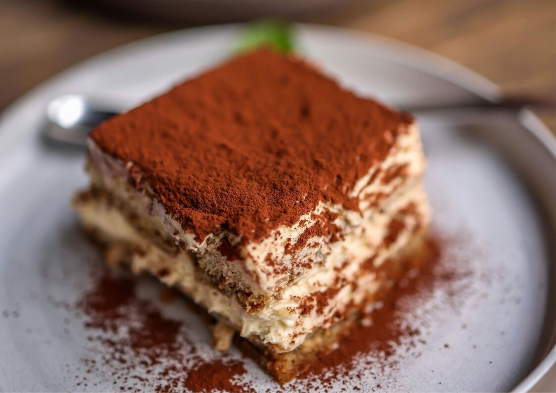 Tiramisú con capas de bizcocho y mascarpone