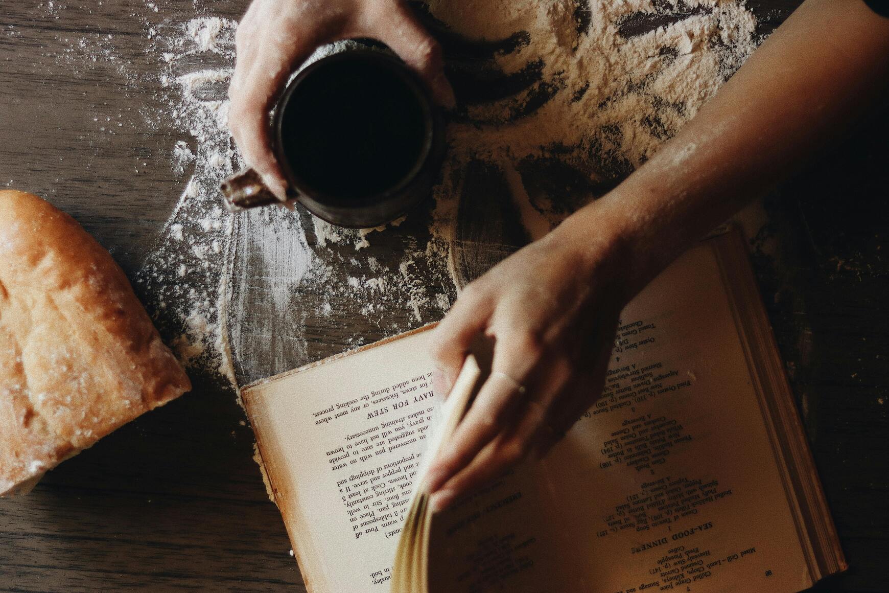 Imagen de alguien cocinando con una receta.