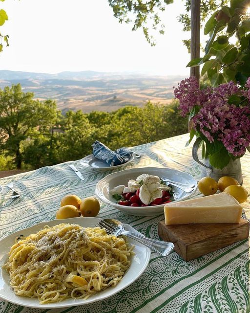 Imagen de pasta y queso con un paisaje de fondo