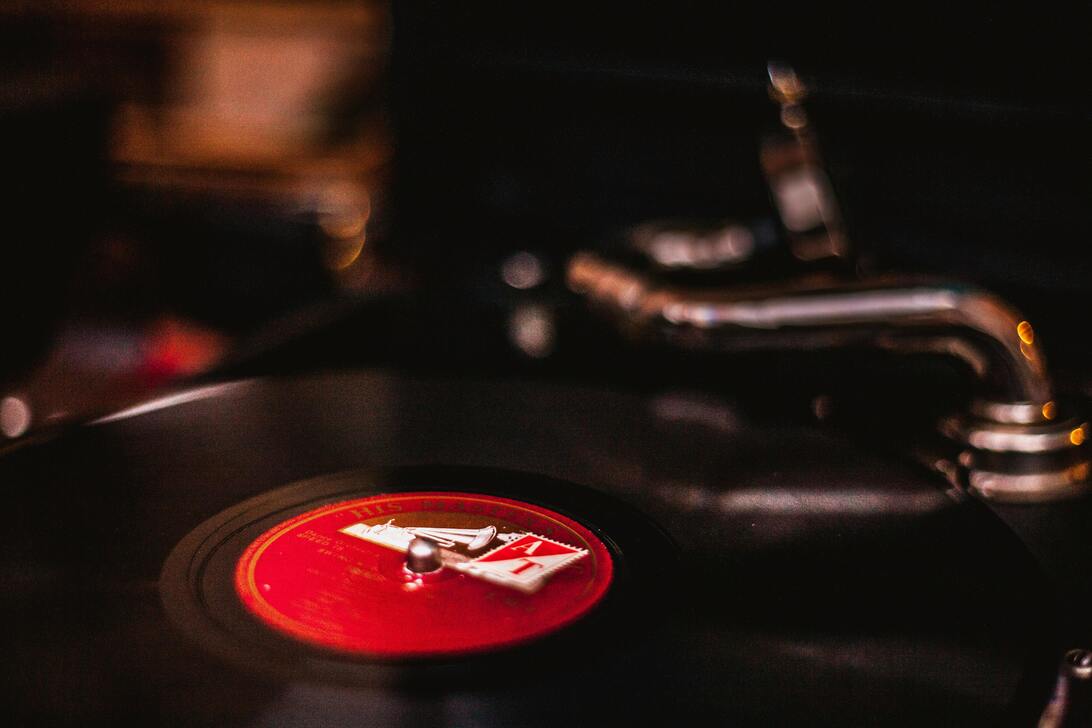 Imagen de un toca disco como encabezado.