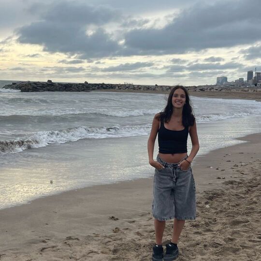 Imagen de Sofia Tomasello en la playa.